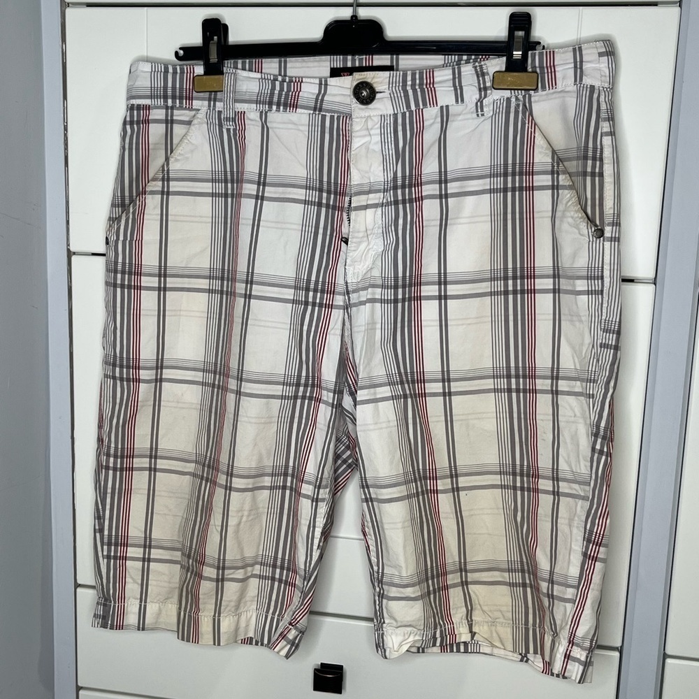 Guess. size 36 Cargo shorts. Plaid. Men’s. Button. Zipper. Pockets.